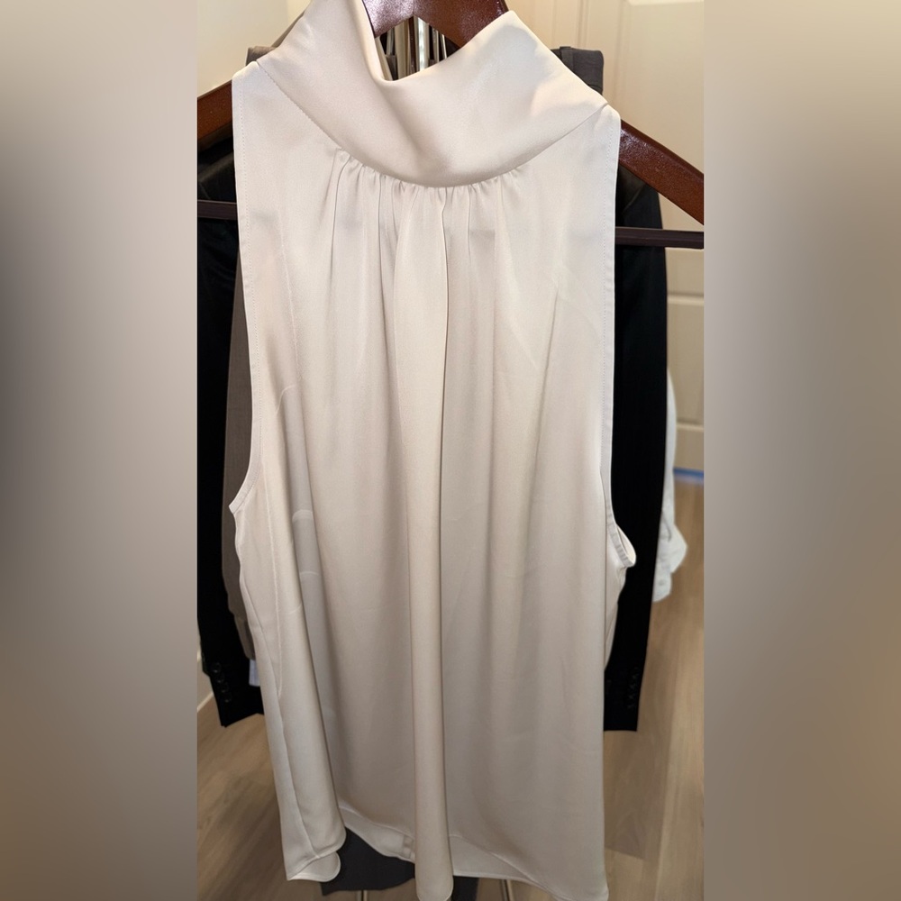 Aritzia Babaton Button Neck Sleeveless Top Sz Large